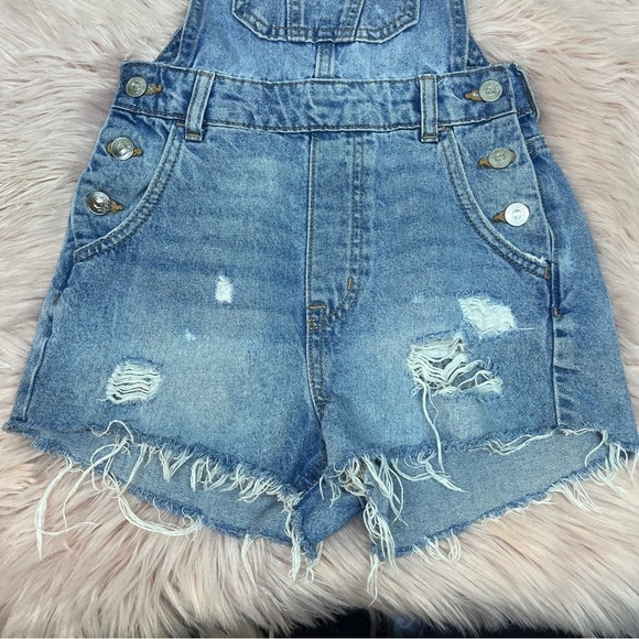 Divided size 2 jean short overalls with a distressed style - Picture 16 of 16